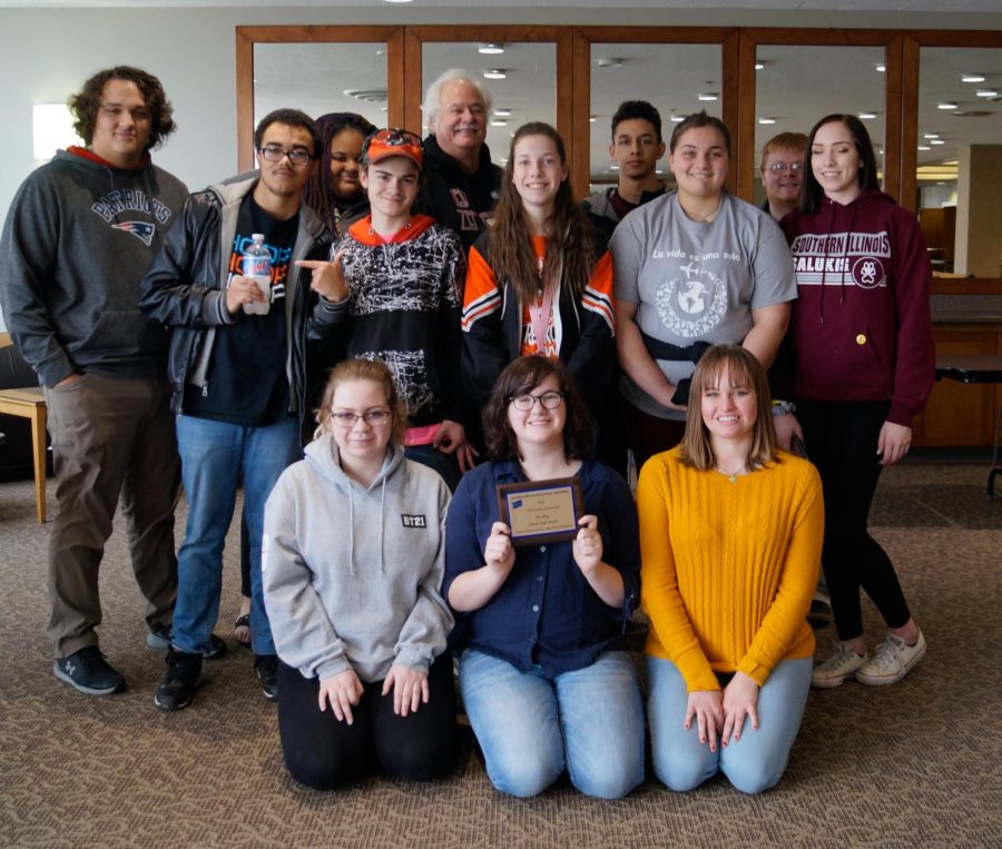 The Chester High School Sting won the Digital Blue Banner Award at the Southern Illinois School Press Association Winter Conference Feb. 27 at Southern Illinois University Carbondale. In the front are editors Molly Rowold, Jaci South and Mallary Vasquez.
In the back row (from left) are Wes Carpenter, Emarrea Bell, Makaylaih Gladney, Chris Schwier, advisor Mike Springston, Melody Colonel, Owen Korando, Jenna Bierman, Andy Bryant and Elyzabeth Mitchell. Not pictured is co-editor Lauren Leathers. 