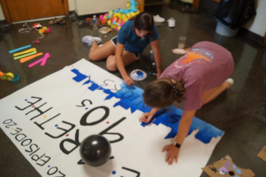 Seniors decorate the hall for homecoming.