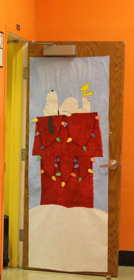 Mrs.+Browns+Christmas+door+features+Snoopy.