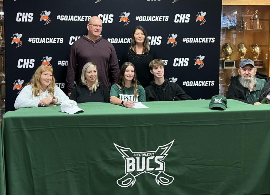 Aubrie Medford signed a letter of intent to golf at Stetson State Community College.