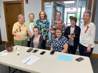 Southern LaChance and Mrs. Boyd presented a cell phone troubleshooting session with the members of the Beta Delta Chapter of Delta Kappa Gamma, a women’s Education Society.