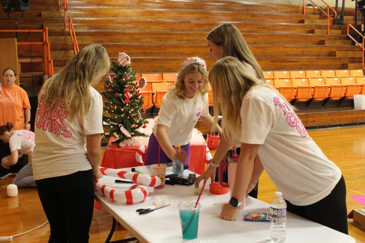 Aleah Eggemeyer, Joella Eggemeyer, Camdyn Quillman, and Lauren Cowell making peppermint forest 